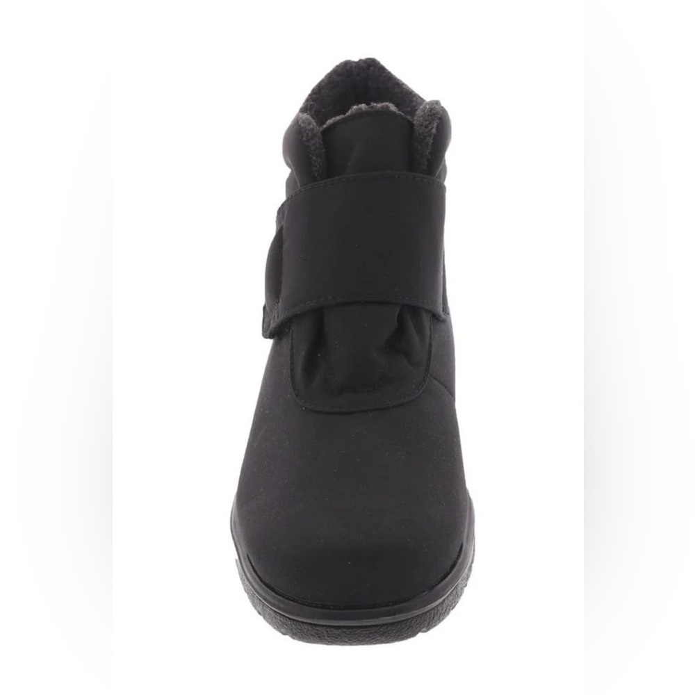 TOE WARMERS made in Canada Black Winter Boot with velcro Closure. SIZE 6 (4E)